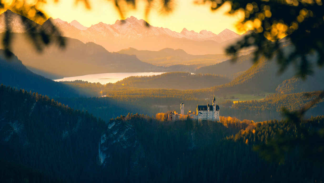 Malerische Alpenlandschaft mit dem Schloss Neuschwanstein im Hintergrund – Reisen in Deutschland